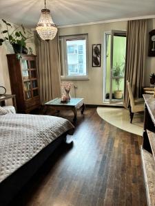 a bedroom with a bed and a table at Deluxe Apartament na wyłączność z darmowym parkingiem w garażu fv in Warsaw