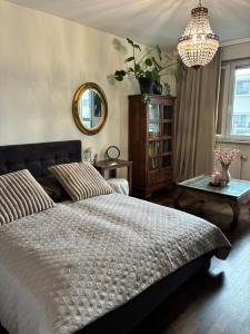 a bedroom with a bed and a mirror and a table at Deluxe Apartament na wyłączność z darmowym parkingiem w garażu fv in Warsaw