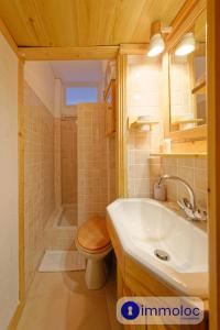 Un baño con lavabo, inodoro y bañera. en Charming studio in Auron, en Auron