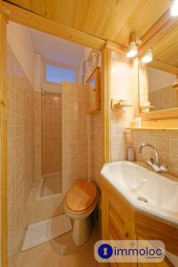 un baño con inodoro y lavabo en Charming studio in Auron, en Auron 14 fotos más