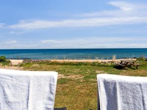 アリンエにあるHoliday Home Silke - 10m from the sea by Interhomeのピクニックテーブルと海を望むビーチ
