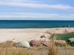 アリンエにあるHoliday Home Silke - 10m from the sea by Interhomeの岩のあるビーチと海で泳ぐ人々 +22枚の写真