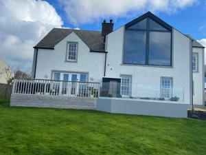 ein großes weißes Haus mit einem großen Fenster in der Unterkunft Portview in Portrush