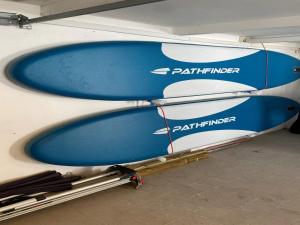 VejbyにあるHoliday Home Susan - 20m from the sea by Interhomeの壁に置かれた青と白の椅子2脚