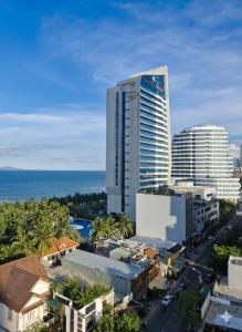 JBAY Beachfront Boutique Hotel في دا نانغ: اطلالة جوية على مدينة ذات مبنى طويل