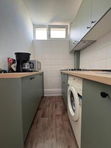 a kitchen with a washer and a washing machine at Comodo Studio in Turda