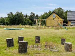 Ο χώρος παιχνιδιού για παιδιά στο Holiday Home Henke - 475m from the sea by Interhome