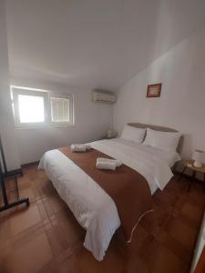 Postel nebo postele na pokoji v ubytování Spacious Kumbor Seafront Apartment