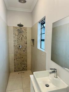 Ένα μπάνιο στο GARE Coastal Holiday Home PE