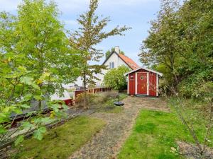 Zahrada ubytování Holiday Home Malila - 15m from the sea by Interhome