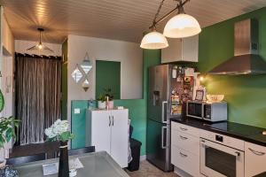 Η κουζίνα ή μικρή κουζίνα στο Charmant appartement - Entre terre et mer +4 φωτογραφίες