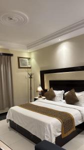 a bedroom with a large bed in a room at جراند خيال للشقق المخدومة in Abha
