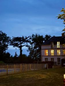 バダンにあるCharmant T3 plain-pied avec terrasse privée, parking gratuit et piscine à Badenの灯り付きの大きな白い家