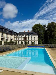 バダンにあるCharmant T3 plain-pied avec terrasse privée, parking gratuit et piscine à Badenの建物の前の大きなプール