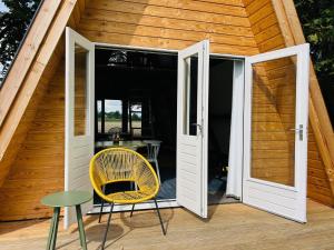 BerlicumにあるTiny House 'The Cabin'のパティオ(椅子、テーブル付)へアクセスできます。