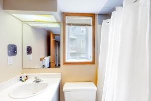 ブルー・マウンテンズにあるCachet Crossing 108の洗面台、トイレ、窓のあるバスルーム +24枚の写真