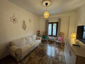 a living room with a couch and some chairs at Casa Flamenco - Casco Antiguo in Antequera