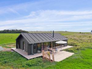 Holiday Home Aatos - 250m from the sea by Interhome في Knebel: بيت وحدات وسطح في ميدان