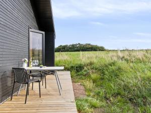 Holiday Home Aatos - 250m from the sea by Interhome في Knebel: طاولة وكراسي على سطح بجوار حقل +17 صورة