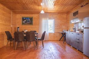 una cucina e una sala da pranzo con tavolo e sedie di Cottage "Labskaldi-Laila" a Labskaldi
