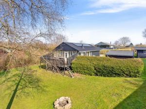 a house in a yard with a hedge at Holiday Home Vemund - 500m from the sea by Interhome in Aabenraa