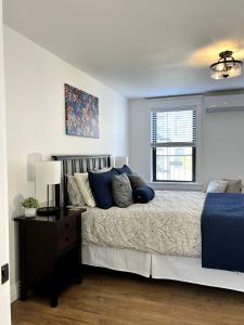 Ένα ή περισσότερα κρεβάτια σε δωμάτιο στο Luxury duplex - 10 min to NYC/Times Square