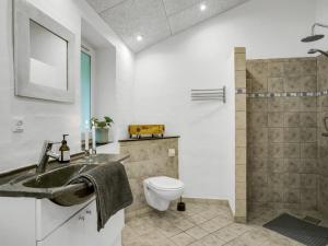 Ένα μπάνιο στο Holiday Home Vicente - 14km to the fjord by Interhome