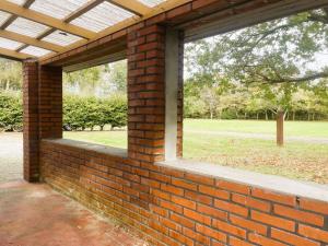 Una pared de ladrillos con una ventana en un campo. en Holiday Home Agla - 2-5km from the sea by Interhome, en Nørre Nebel 17 fotos más