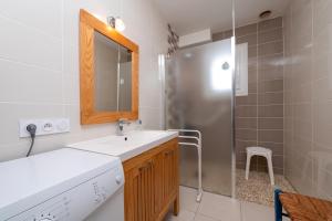 un baño con lavabo y ducha en Gite Refuge du Blavet 2 étoiles, en Saint-Barthélemy 16 fotos más