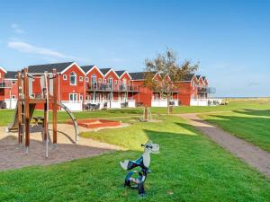 un parque infantil con un caballo de juguete en la hierba en Apartment Vincent - from the sea by Interhome, en Hadsund