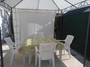 Patio nebo venkovní prostory v ubytování Apartments Rogoznica