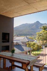 乔治209 Le Jardin George的山景阳台(带桌子)