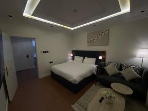 Giường trong phòng chung tại Modern Studio in Al Malqa Riyadh Near to KAFD-Blvd +11 ảnh