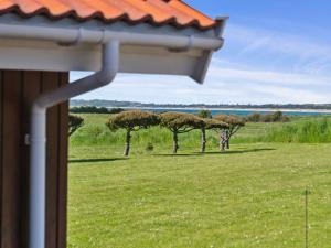 Una vista de árboles en un campo desde una casa. en Holiday Home Gunwald - 230m from the sea by Interhome, en Humble