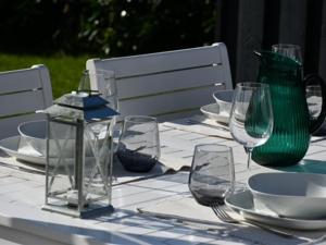 einen Tisch mit Weingläsern und Tafeln darauf in der Unterkunft Holiday Home Frithlef - 1-3km from the sea by Interhome in Græsted