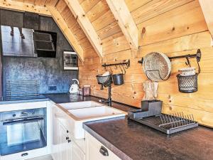 Η κουζίνα ή μικρή κουζίνα στο Chalet Tomina Koliba Lika by Interhome