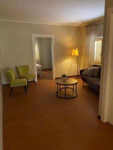 una sala de estar con un sofá y una mesa en Casa Amrita B&B, en Teramo 66 fotos más