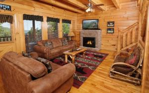 Posezení v ubytování Its All Good - Gorgeous Views, Outdoor Hot Tub, + Game Room