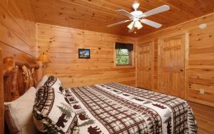 Postel nebo postele na pokoji v ubytování Its All Good - Gorgeous Views, Outdoor Hot Tub, + Game Room + 42 fotografií