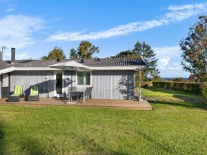 una casa con terrazza arredata con tavolo e sedie di Holiday Home Kajsa - 250m from the sea by Interhome a Svendborg