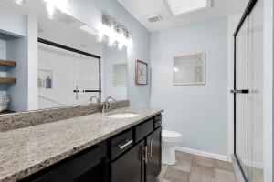 un baño con lavabo e inodoro en Steps to the Beach from this Salt Air Home, en Jacksonville Beach 91 fotos más