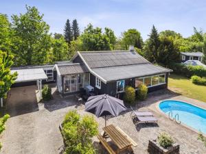 Kirke-HyllingeにあるHoliday Home Elemine - 300m to the fjord by Interhomeのプールと家のある家の航空写真