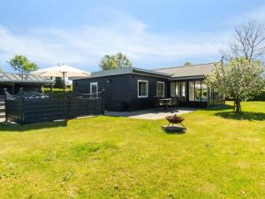 グレーノにあるHoliday Home Nantje - 300m from the sea by Interhomeの小さな黒い家