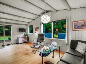 ein Wohnzimmer mit einem Glastisch und Stühlen in der Unterkunft Holiday Home Amaya - 1km from the sea by Interhome in Blåvand