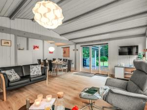 ein Wohnzimmer mit Sofa und Tisch in der Unterkunft Holiday Home Amaya - 1km from the sea by Interhome in Blåvand