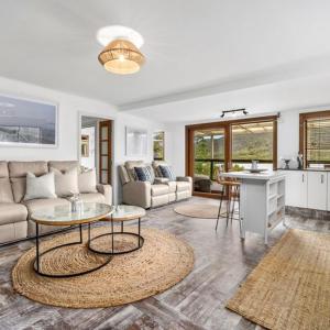 un salon avec un canapé et une table dans l'établissement Cottage dAmour Waterfront, à Spencer