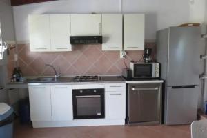O bucătărie sau chicinetă la Maison agréable à Sainte-Anne avec piscine partagée +4 fotografii