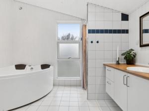 Ένα μπάνιο στο Holiday Home Rik - 2km from the sea by Interhome