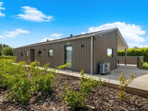 un edificio modulare con un ponte e una casa di Holiday Home Tydkil - 250m from the sea by Interhome a Bogense