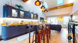 Una cocina o cocineta en Mumbles Cottage & Stunning Ocean Views - Sleeps 4